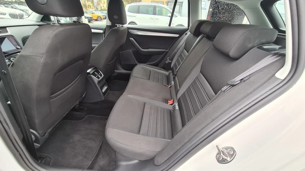 SKODA Octavia Combi 1.6 TDI Ambition DSG ** Gr-Navi ** Abstandsregelsysteme ** Anh-Kupplung ** Frisch Ab MFK & Service **-image-12
