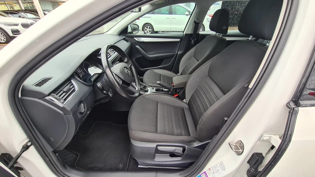 SKODA Octavia Combi 1.6 TDI Ambition DSG ** Gr-Navi ** Abstandsregelsysteme ** Anh-Kupplung ** Frisch Ab MFK & Service **-image-11