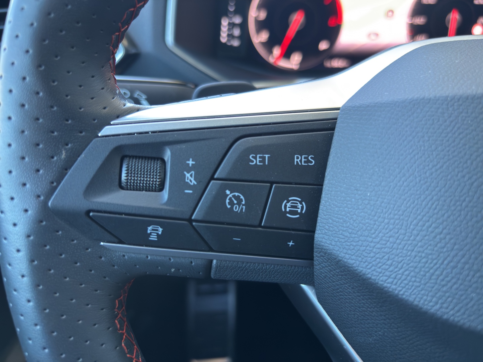 SEAT Tarraco 2.0TSI 4Drive DSG FR mit AHK, Standheizung, Panorama-Ausstell-/Schiebedach & Winterräder-image-14
