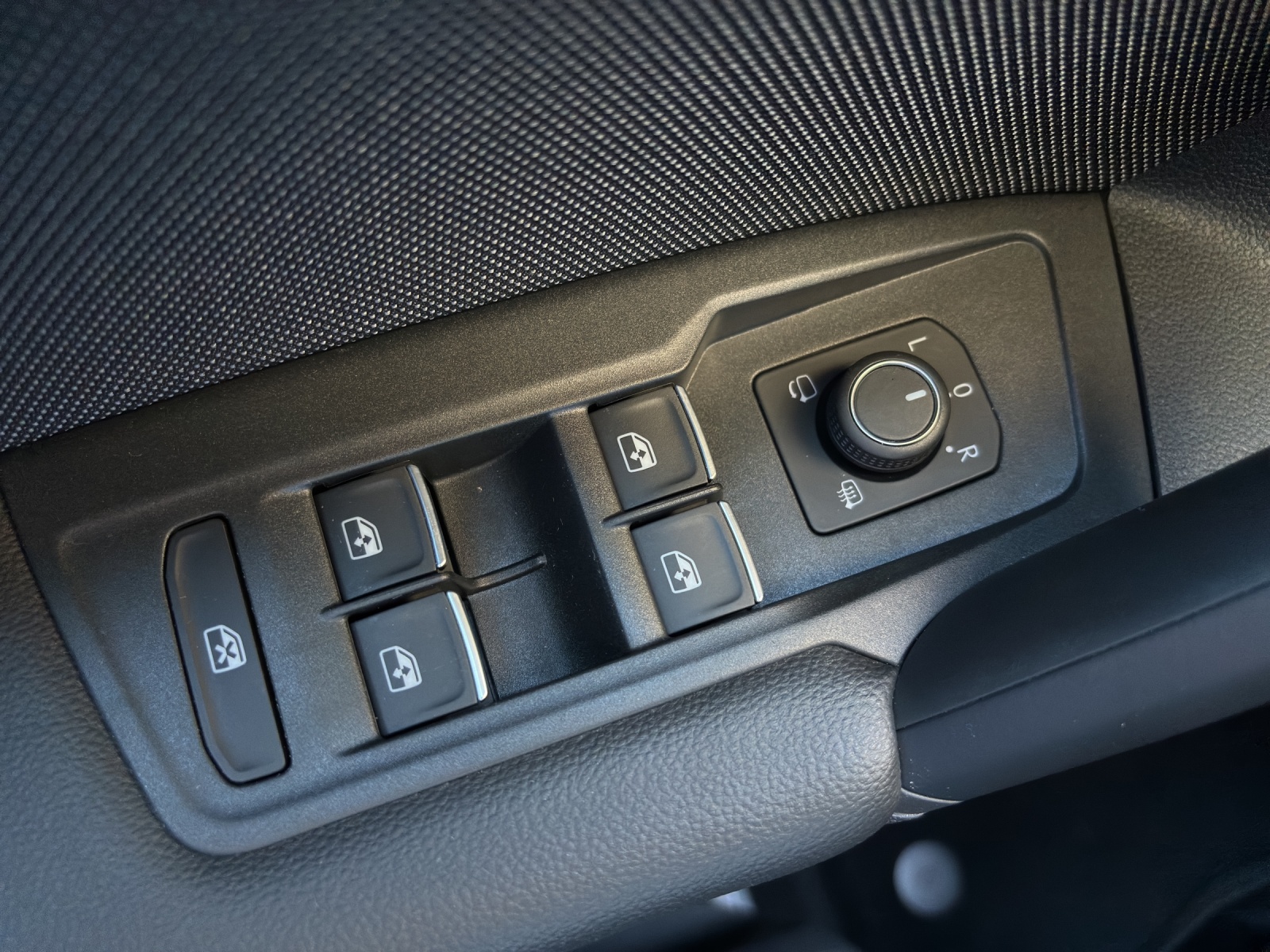 SEAT Tarraco 2.0TSI 4Drive DSG FR mit AHK, Standheizung, Panorama-Ausstell-/Schiebedach & Winterräder-image-31