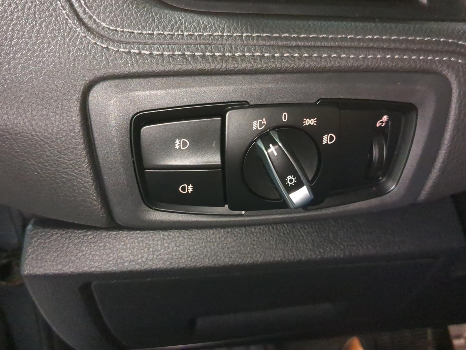 BMW 218i Active Tourer DKG Sport Line-image-19