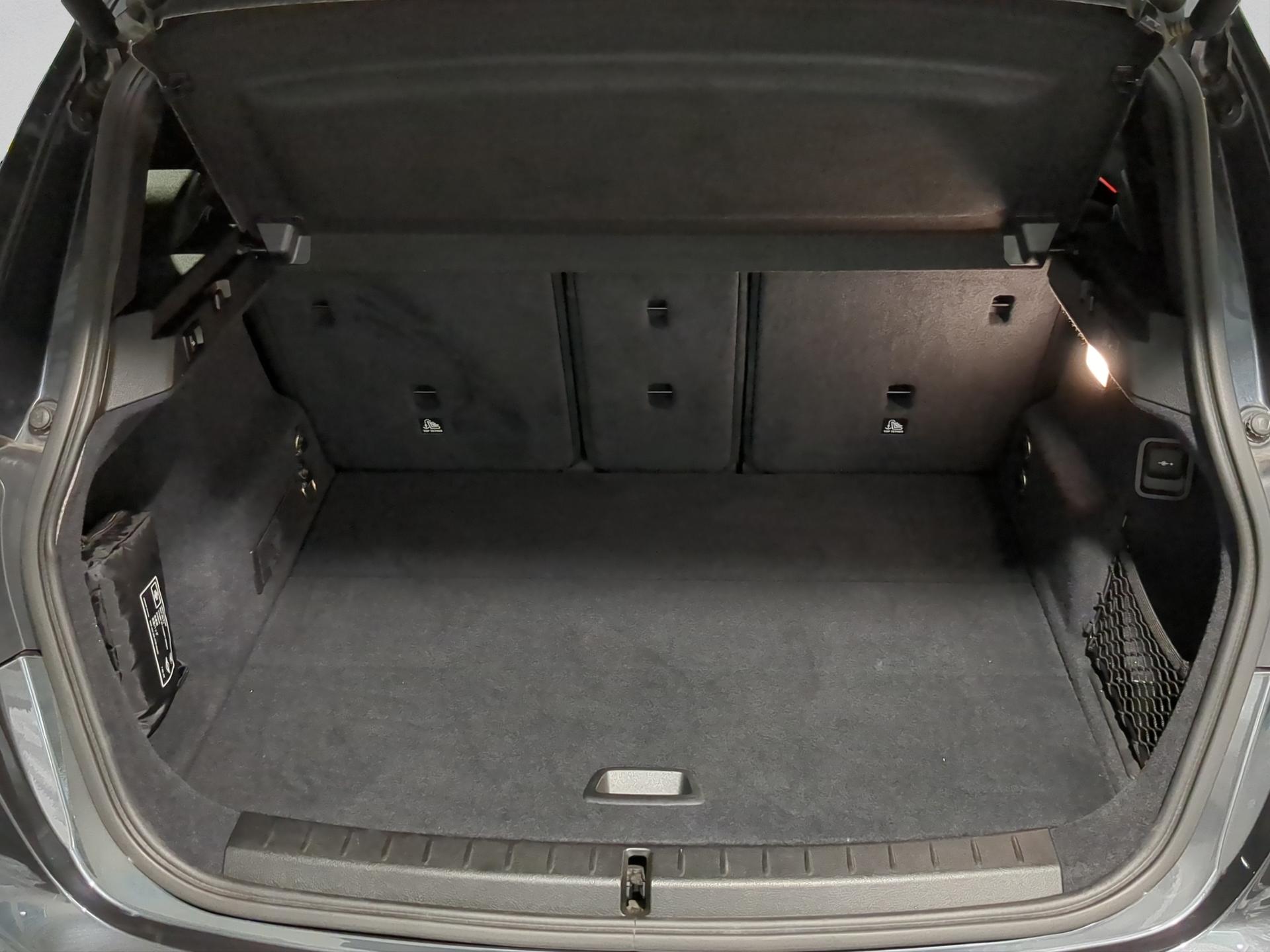 BMW 218i Active Tourer DKG Sport Line-image-14