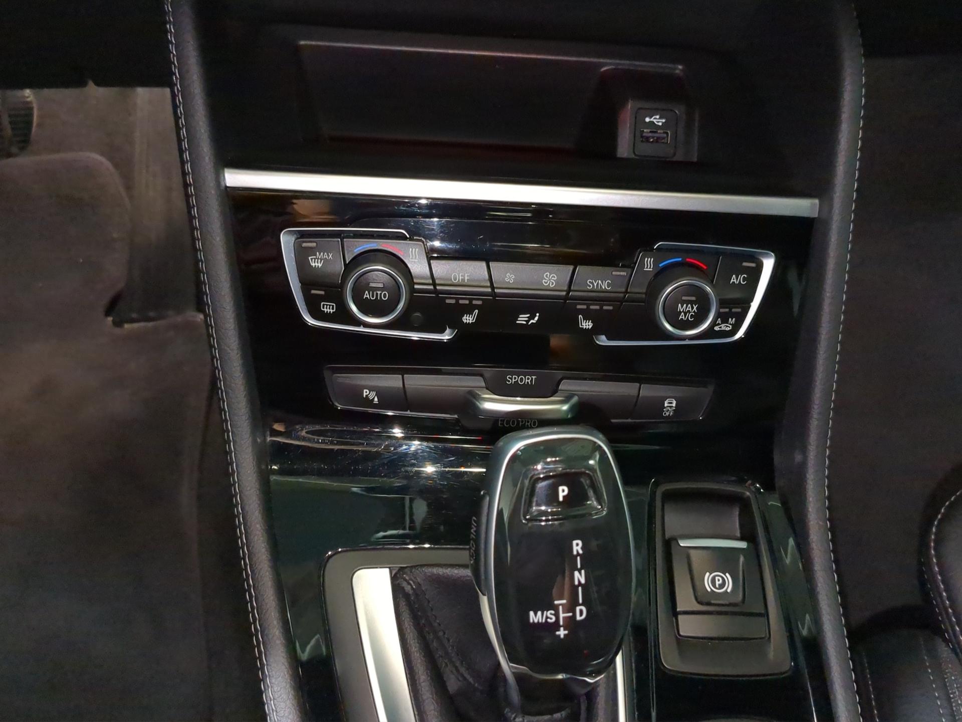 BMW 218i Active Tourer DKG Sport Line-image-18