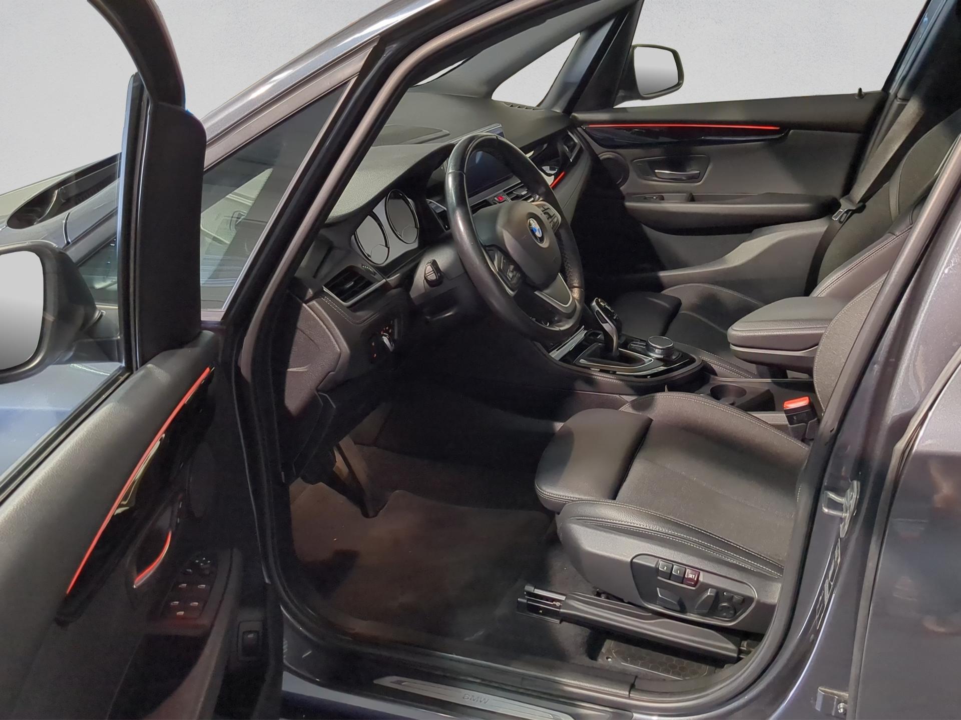 BMW 218i Active Tourer DKG Sport Line-image-21