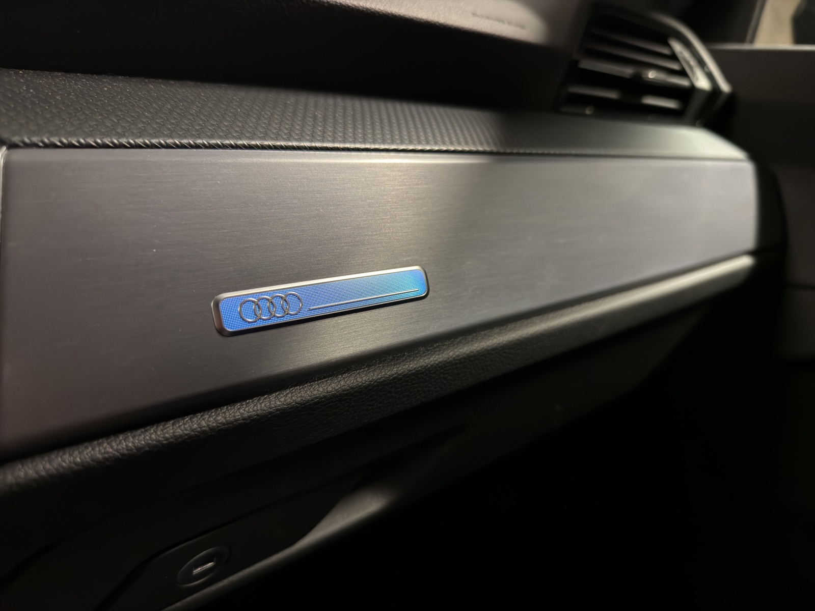 AUDI Q3 45 TFSI e S line S-tronic-image-22