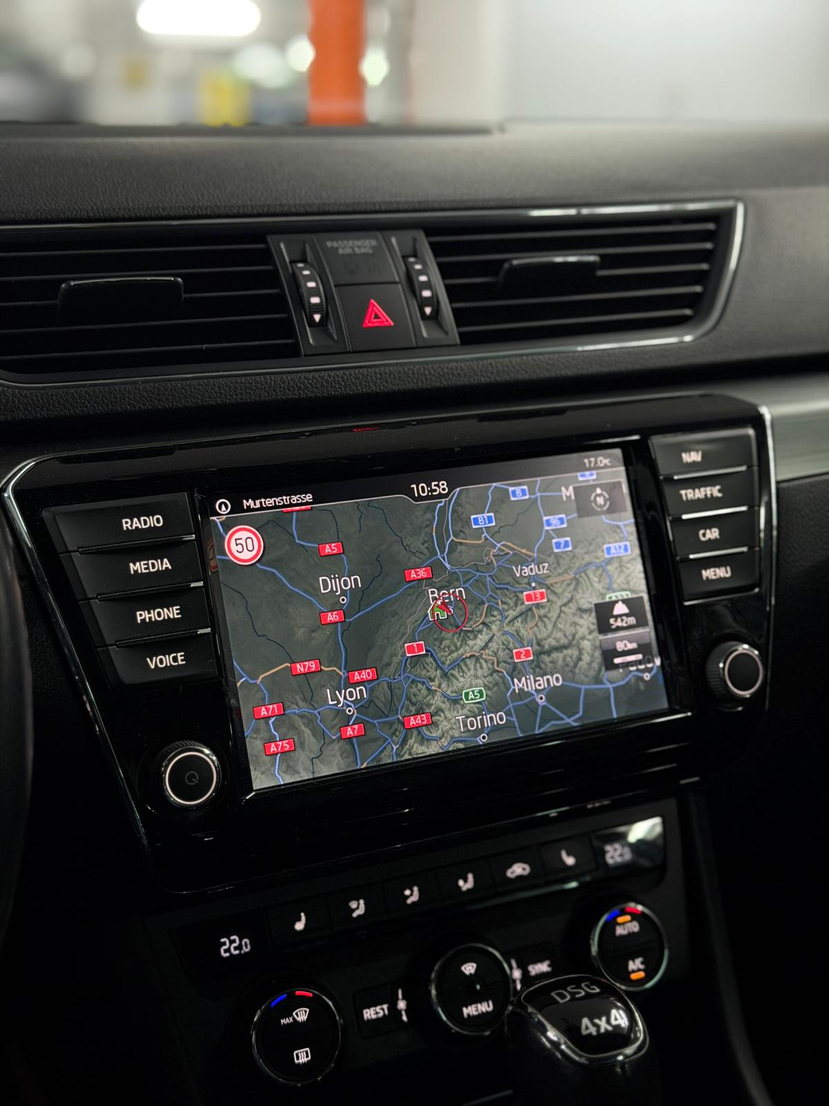 SKODA Superb Combi 2.0 TDi Style 4x4 DSG-image-11
