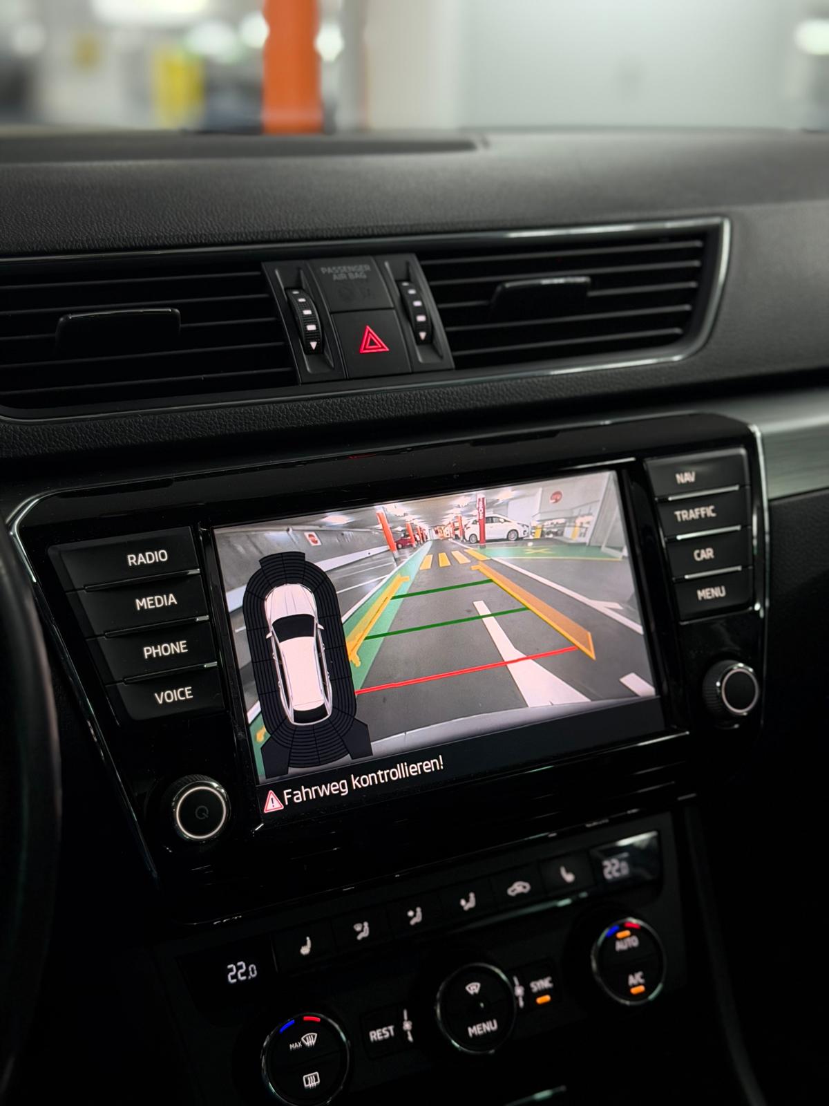SKODA Superb Combi 2.0 TDi Style 4x4 DSG-image-12
