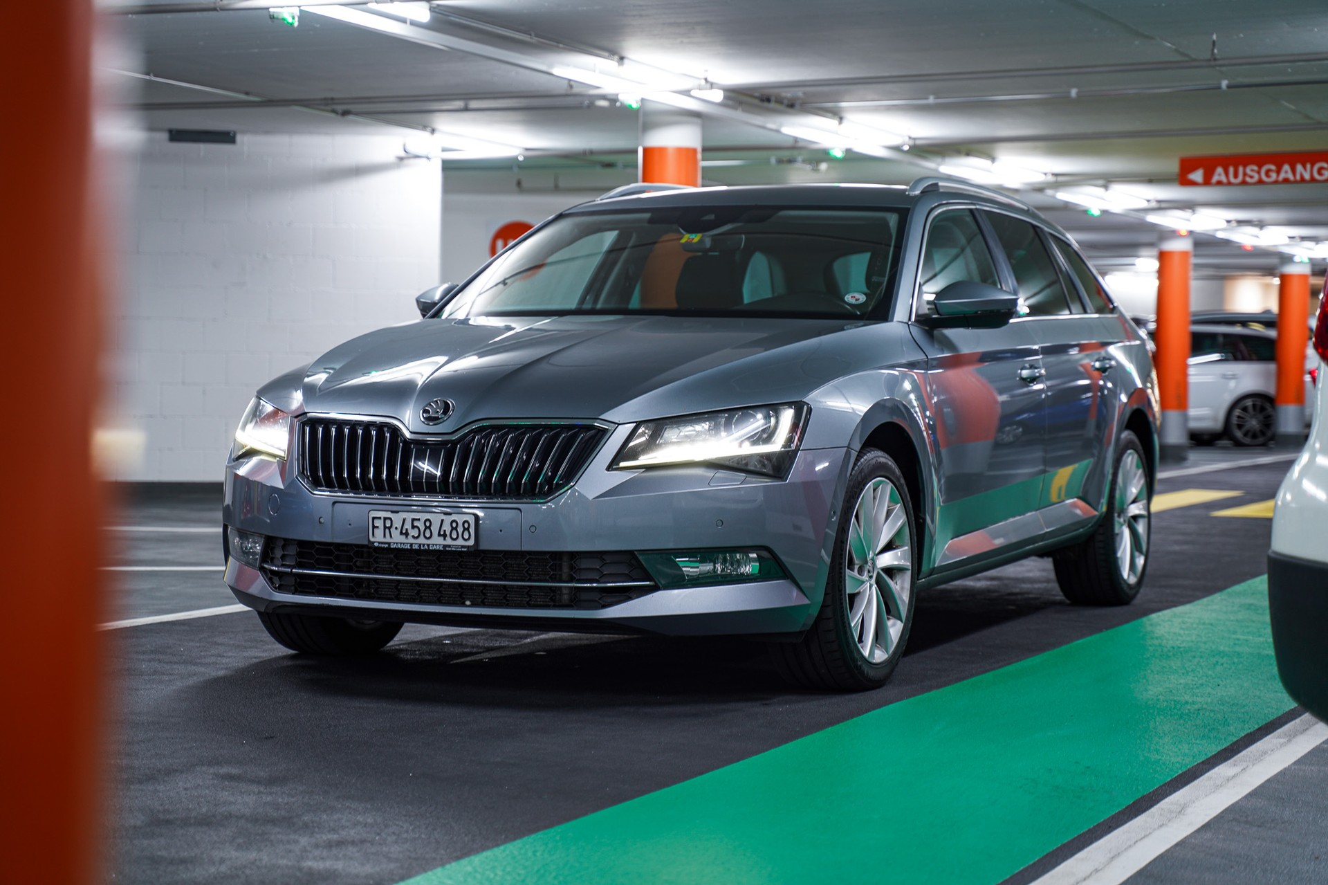 SKODA Superb Combi 2.0 TDi Style 4x4 DSG-image-0
