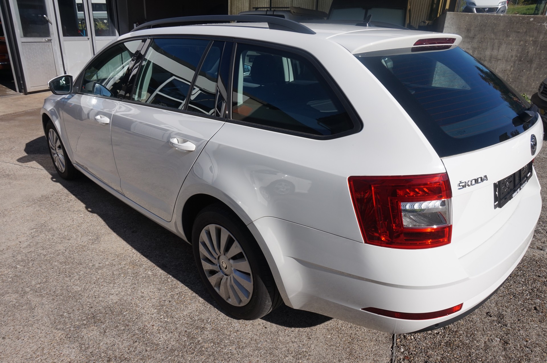 SKODA Octavia Combi 1.5 TSI Ambition DSG-image-4