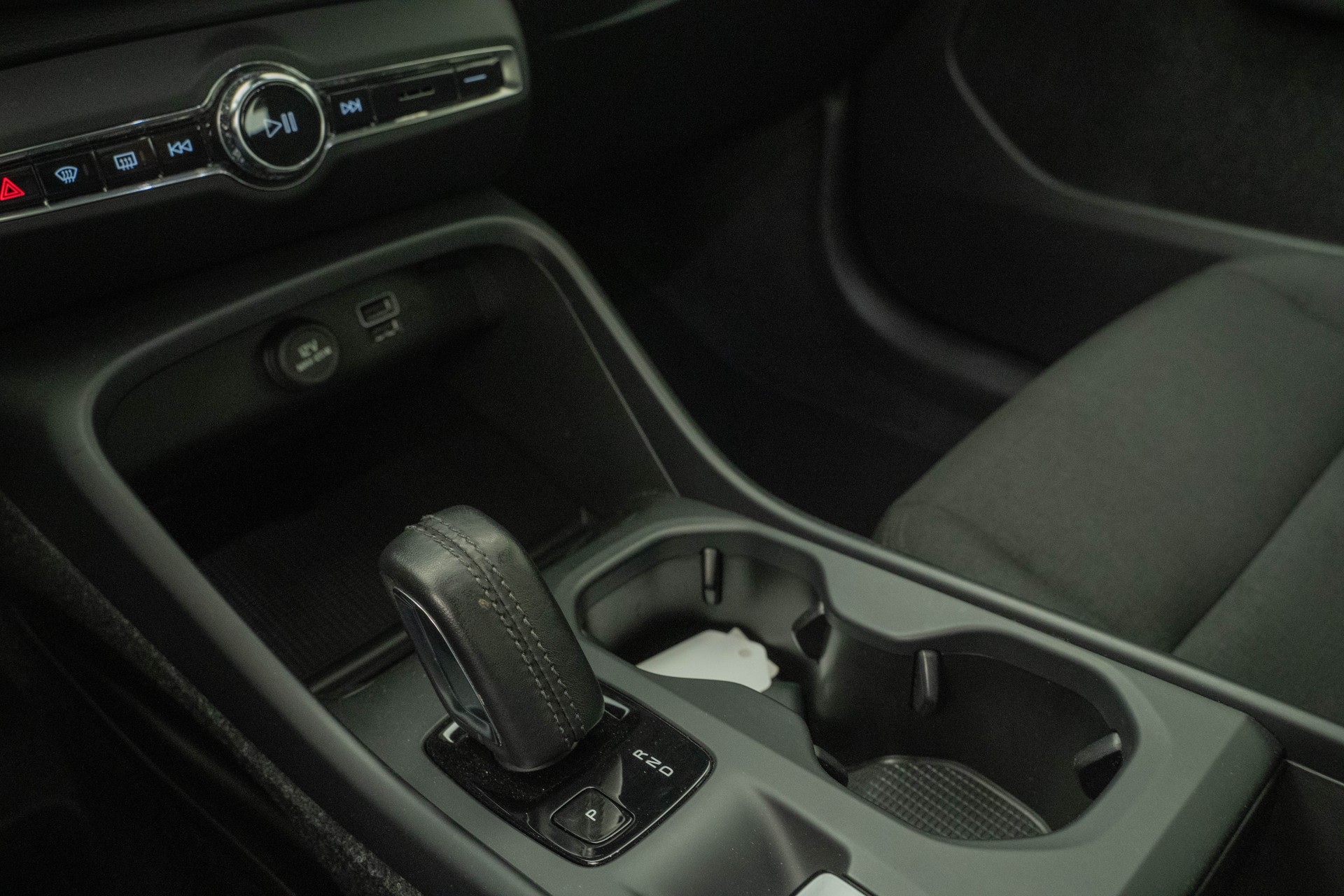 VOLVO XC40 1.5 T3 Momentum Light-image-11