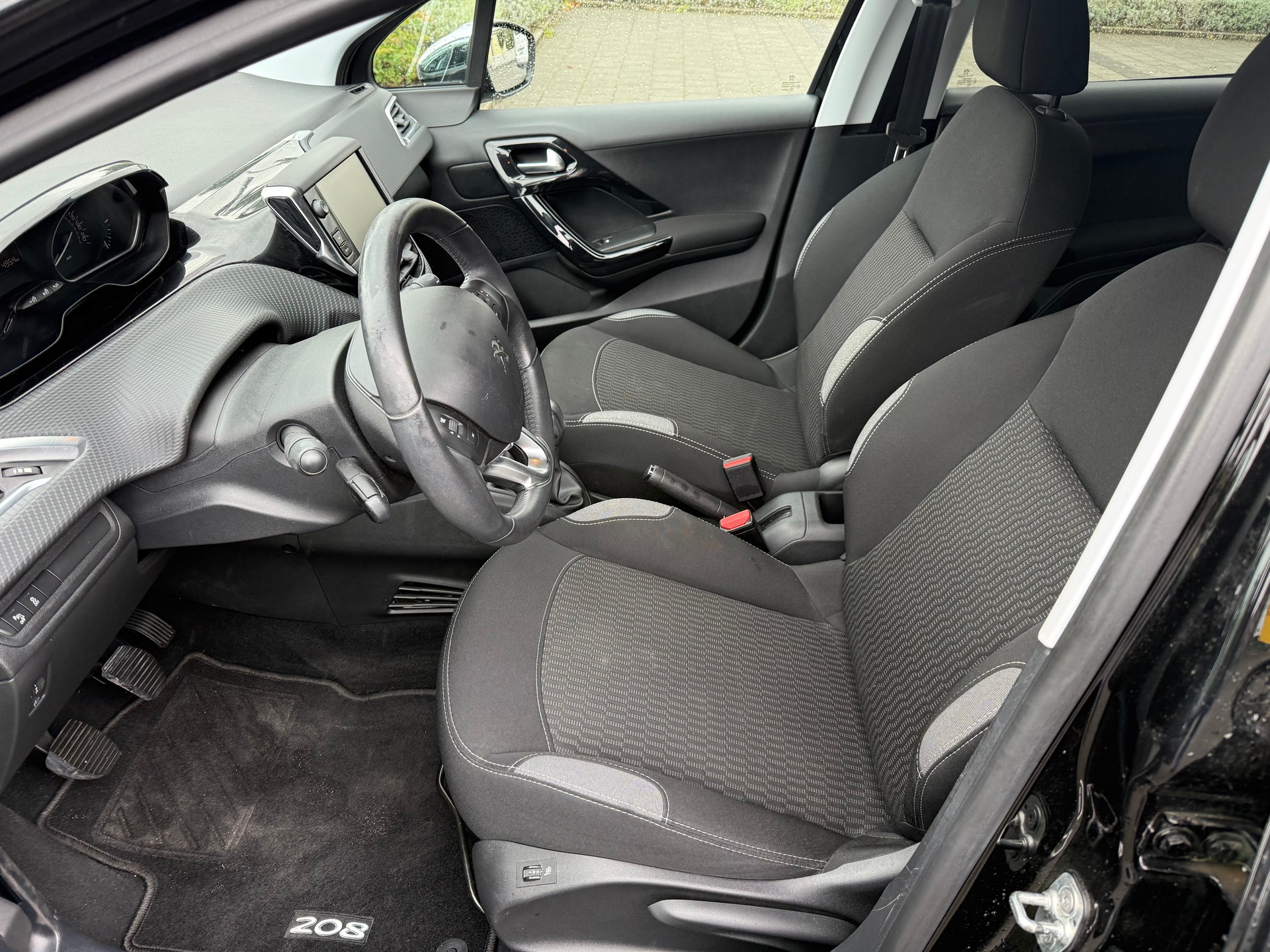 PEUGEOT 208 1.2 PureTech Style-image-9