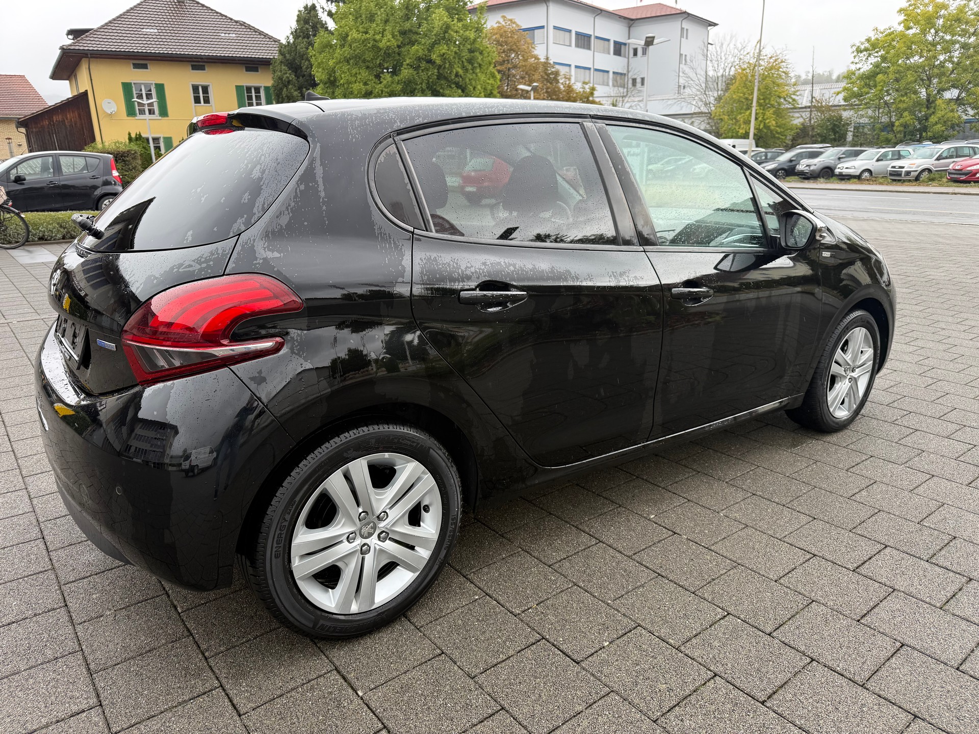 PEUGEOT 208 1.2 PureTech Style-image-6