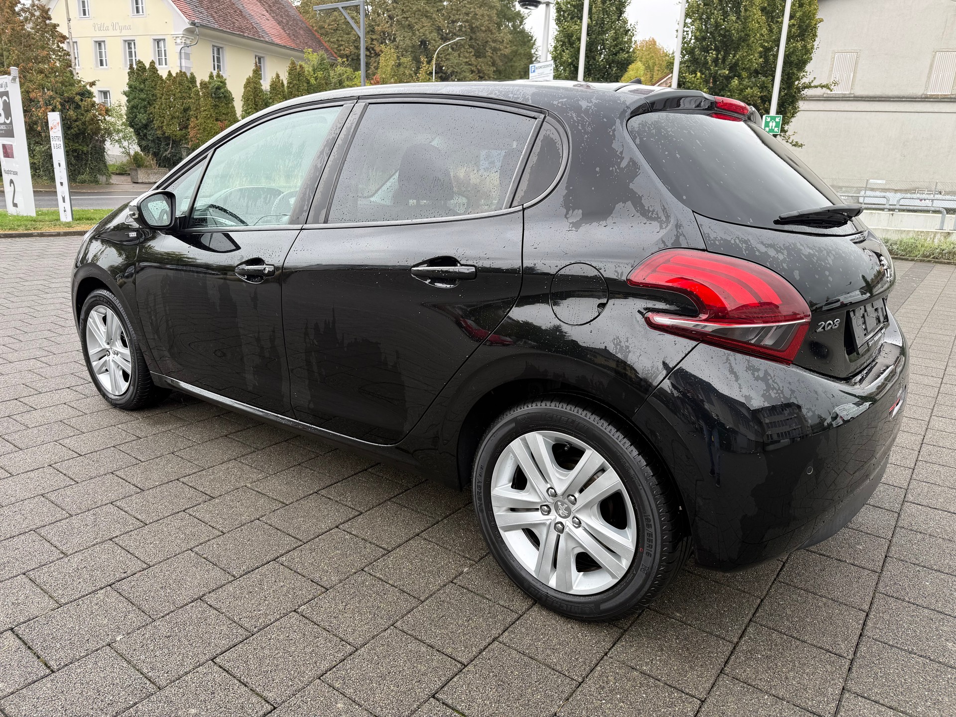 PEUGEOT 208 1.2 PureTech Style-image-3