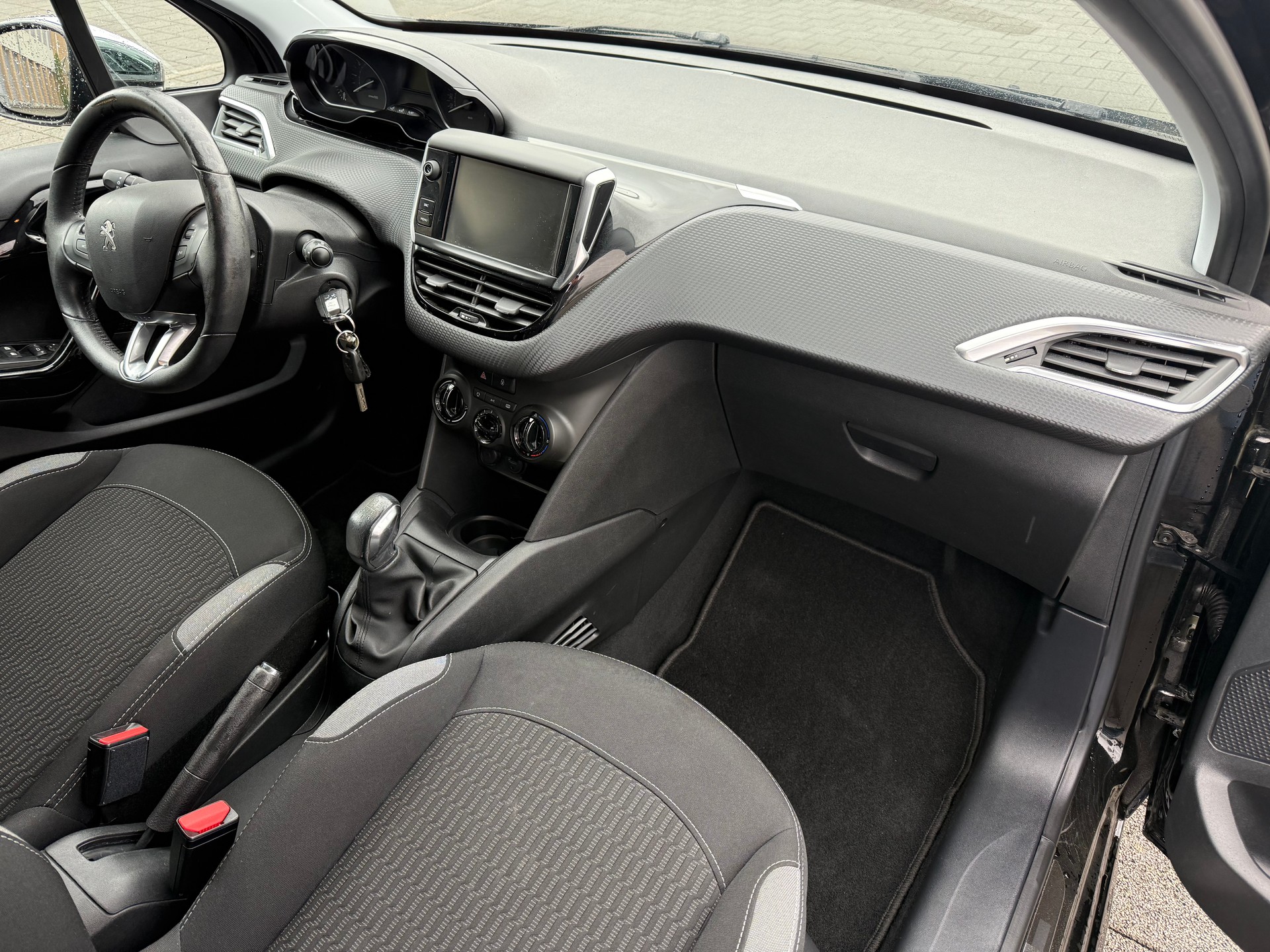 PEUGEOT 208 1.2 PureTech Style-image-1