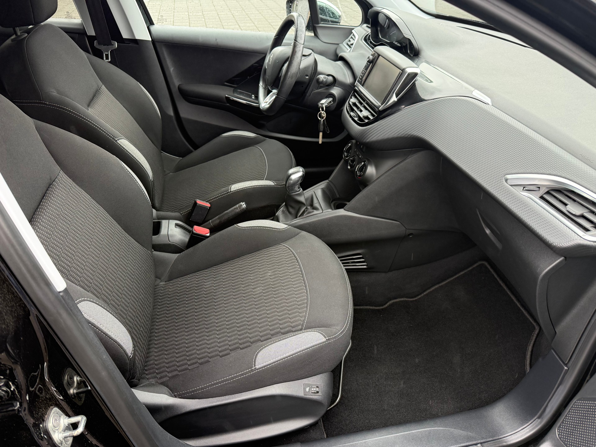 PEUGEOT 208 1.2 PureTech Style-image-8