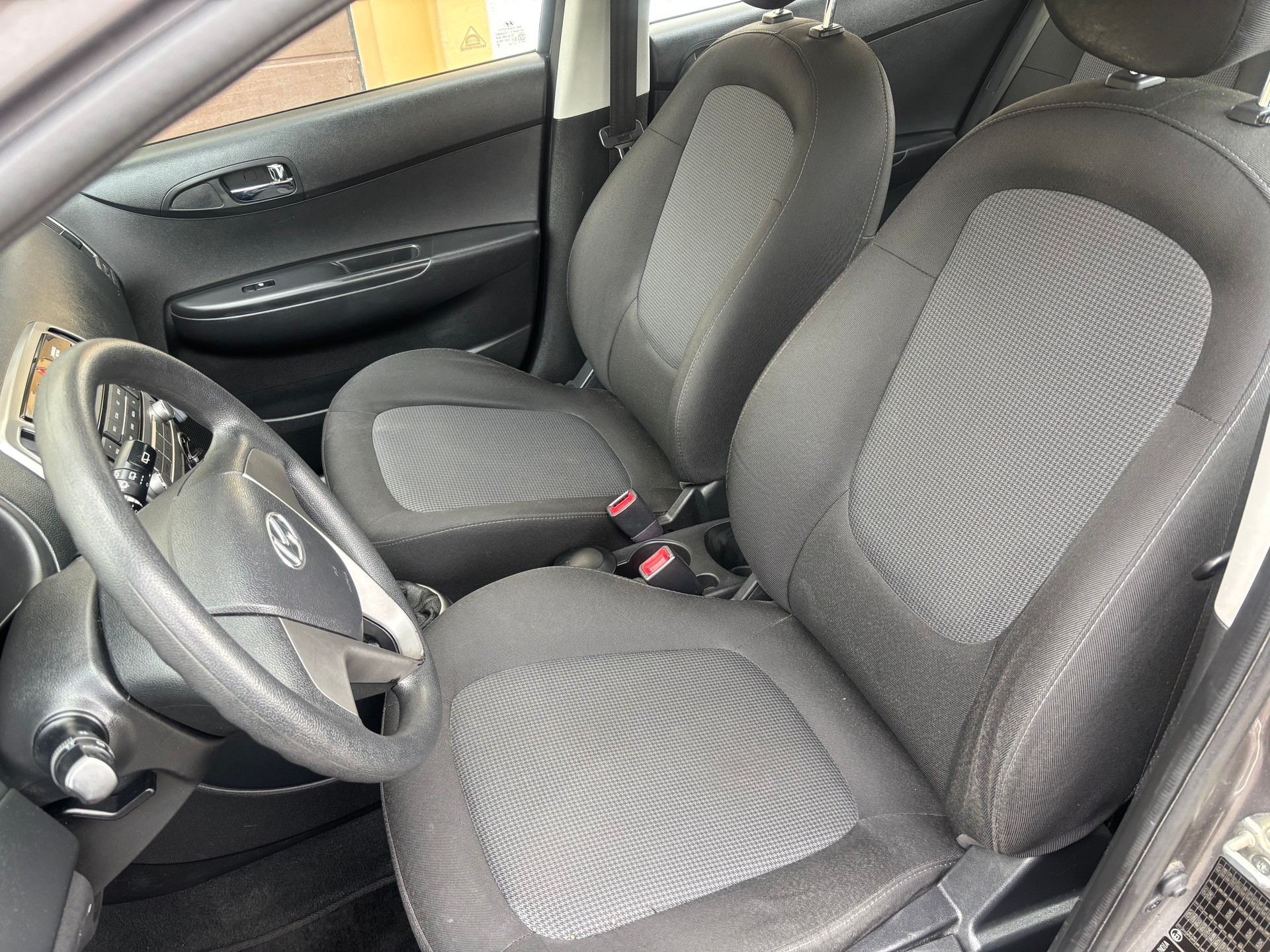 HYUNDAI i20-image-2