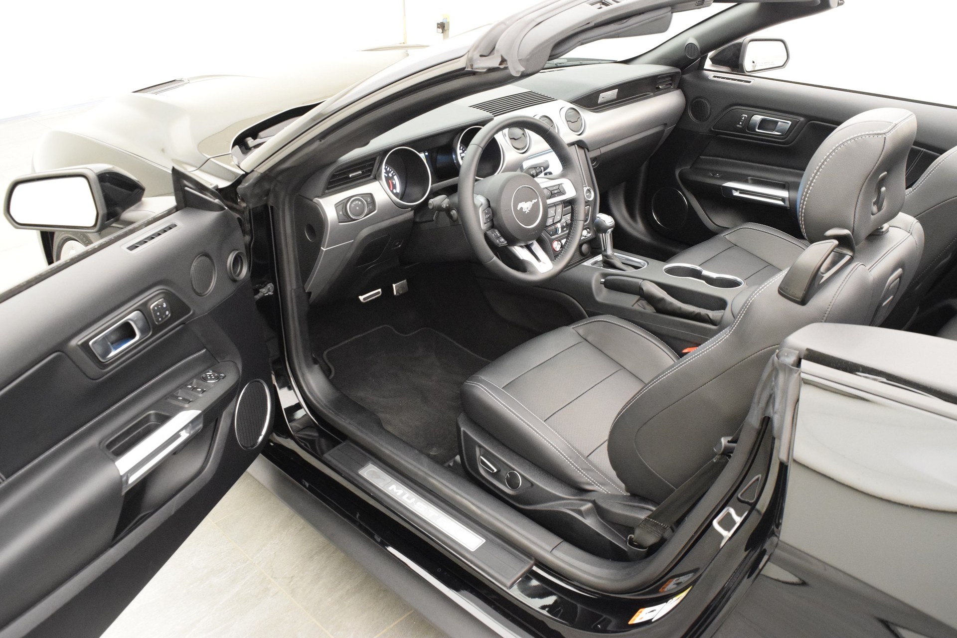 FORD Mustang GT 5.0 Convertible-image-9