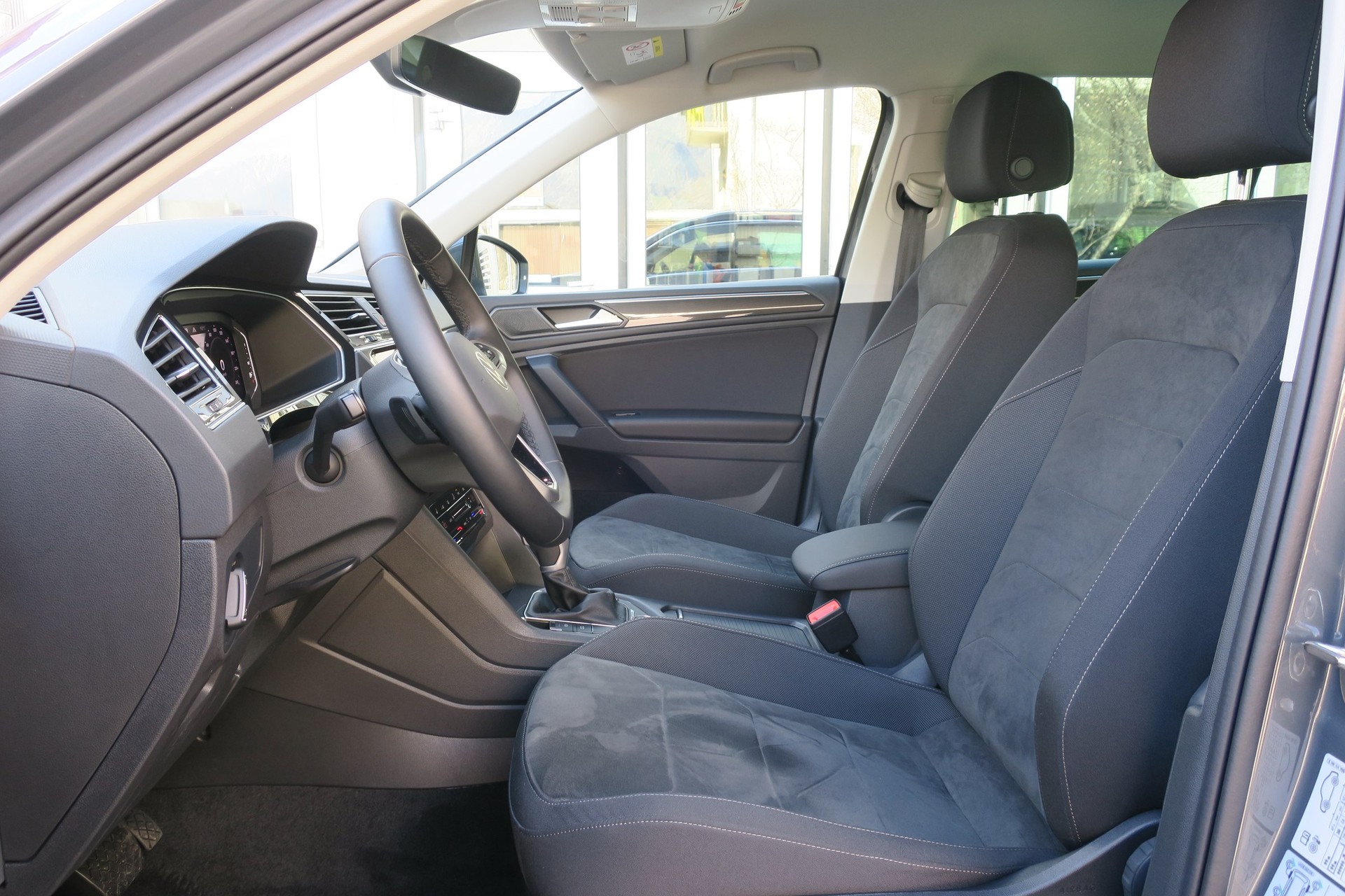 VW Tiguan 2.0 TDI SCR Elegance 4Motion DSG-image-2