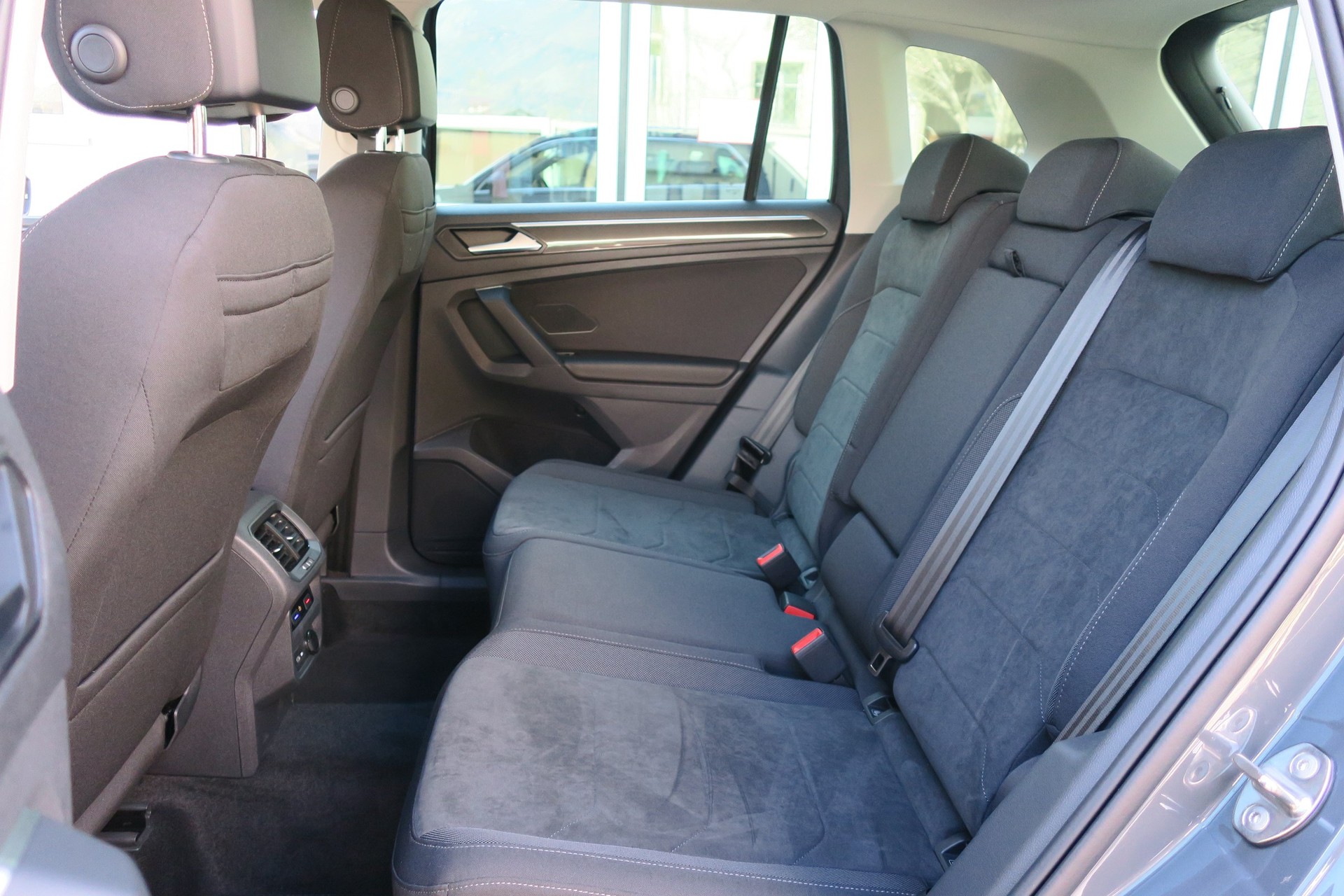 VW Tiguan 2.0 TDI SCR Elegance 4Motion DSG-image-3