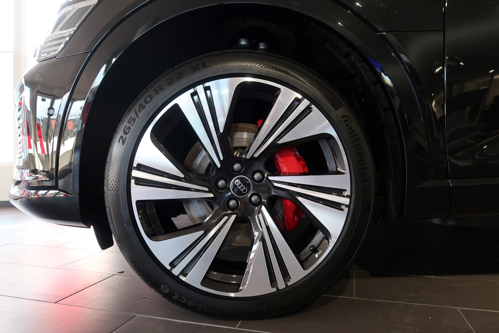AUDI Q8 Sportback 55 e-tron Black Edition quattro-image-12