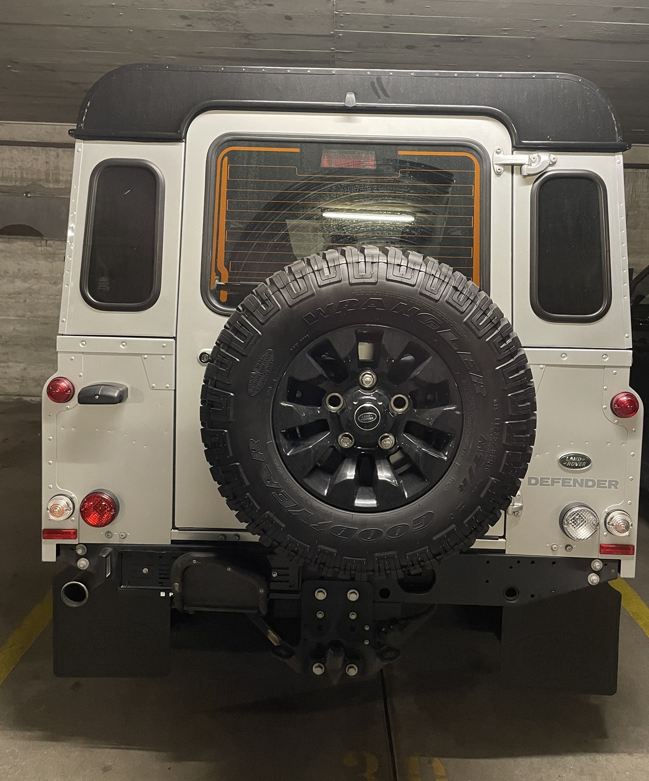 LAND ROVER DEFENDER 110-image-0