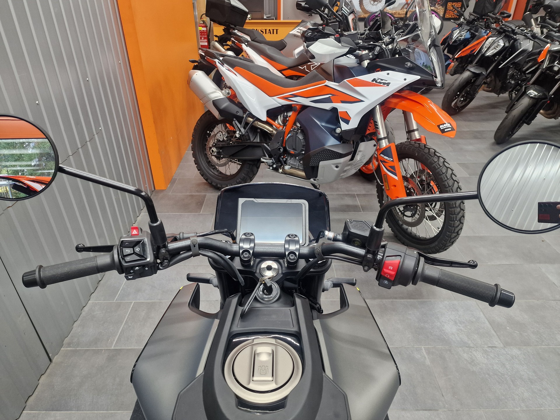 HUSQVARNA Svartpilen 125-showroom-element-3