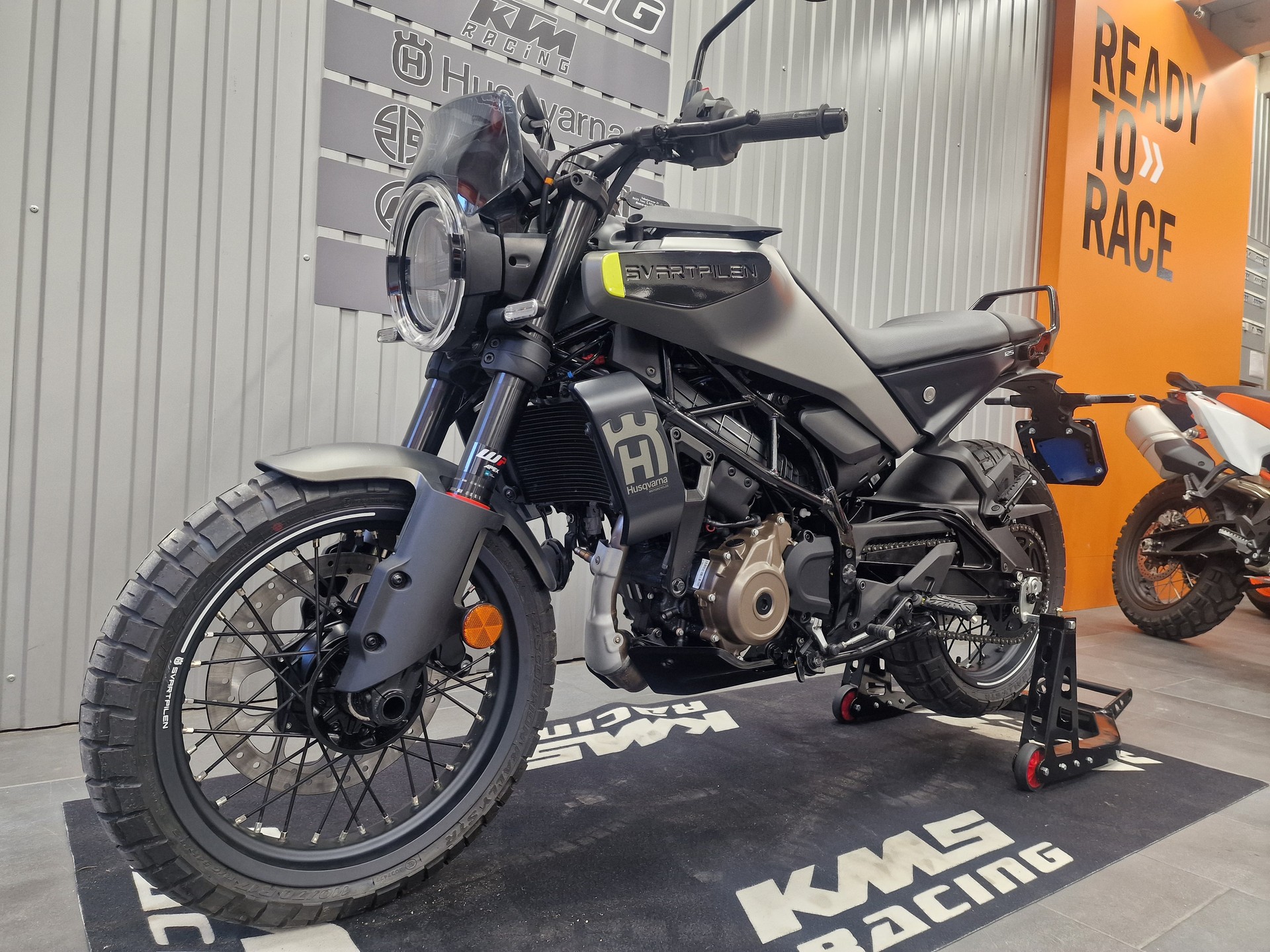 HUSQVARNA Svartpilen 125-image-7