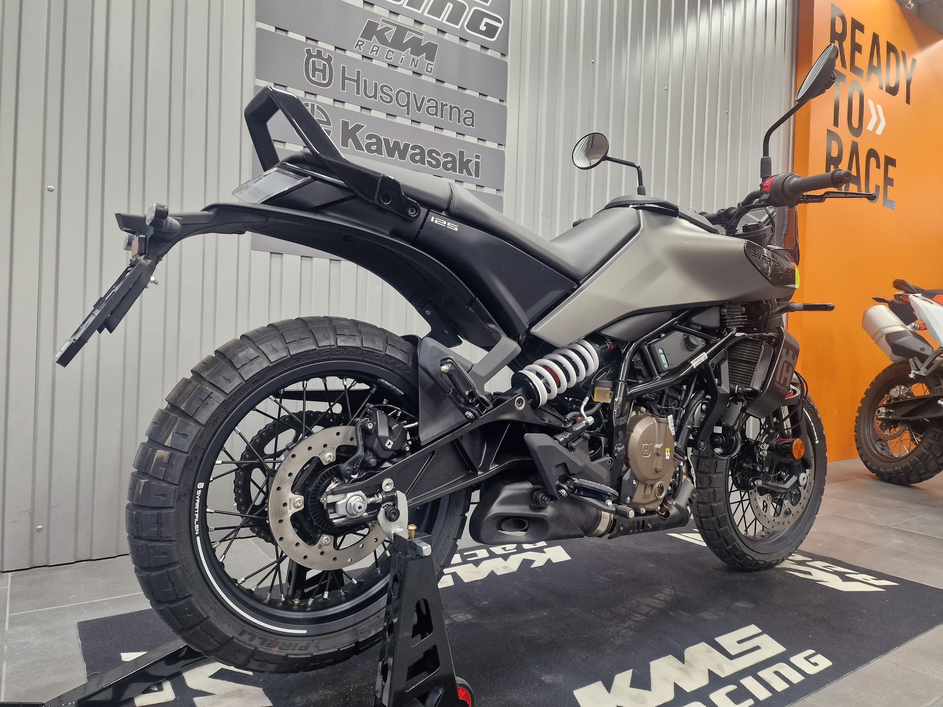 HUSQVARNA Svartpilen 125-showroom-element-2