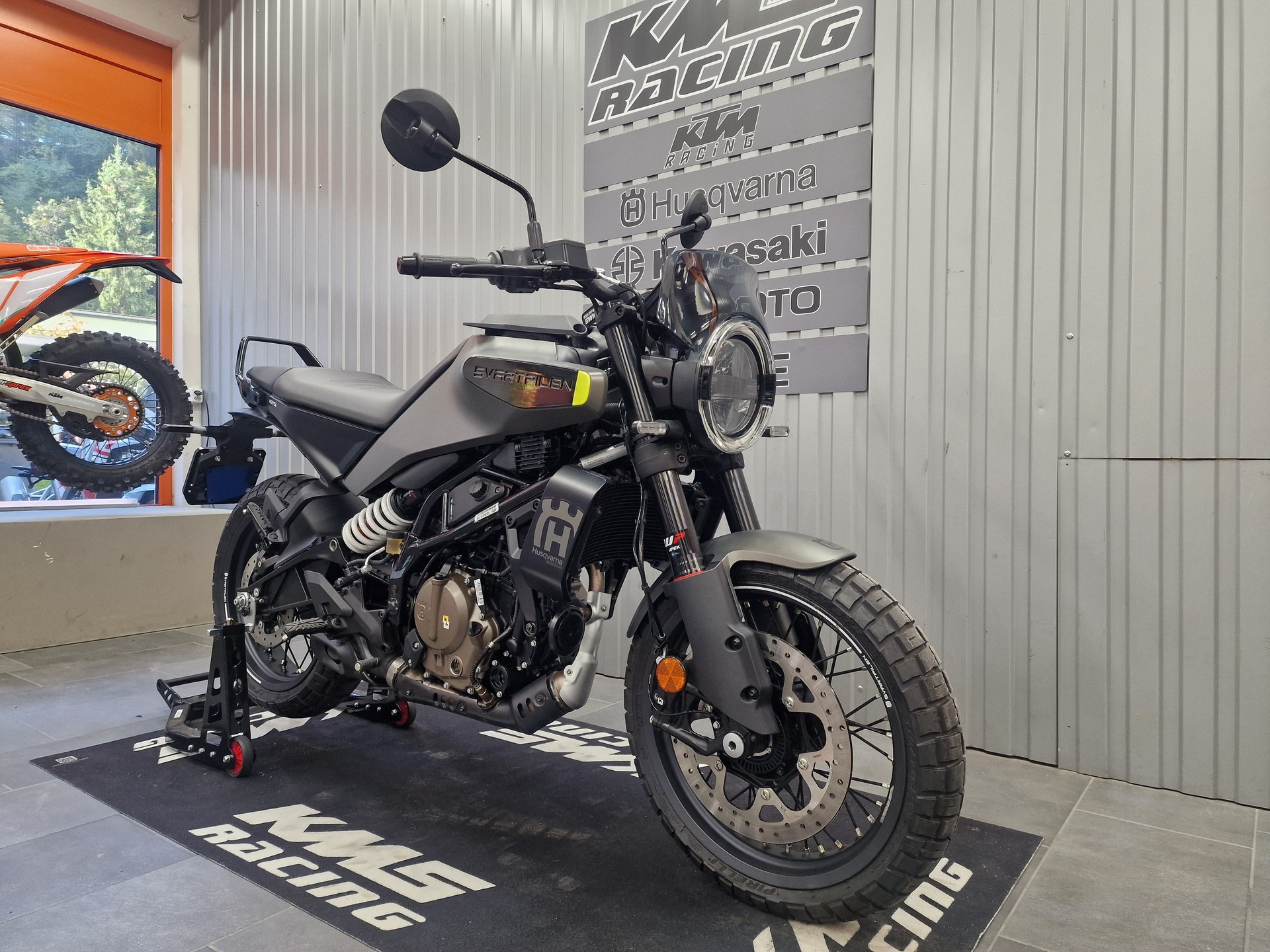 HUSQVARNA Svartpilen 125-showroom-element-1