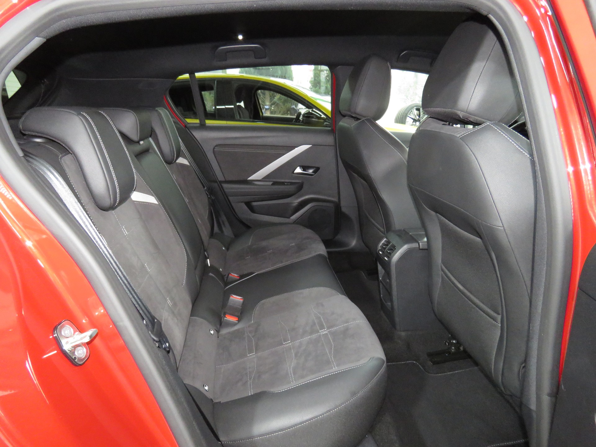 OPEL Astra 1.6 PHEV Turbo Swiss Plus Automat-image-12