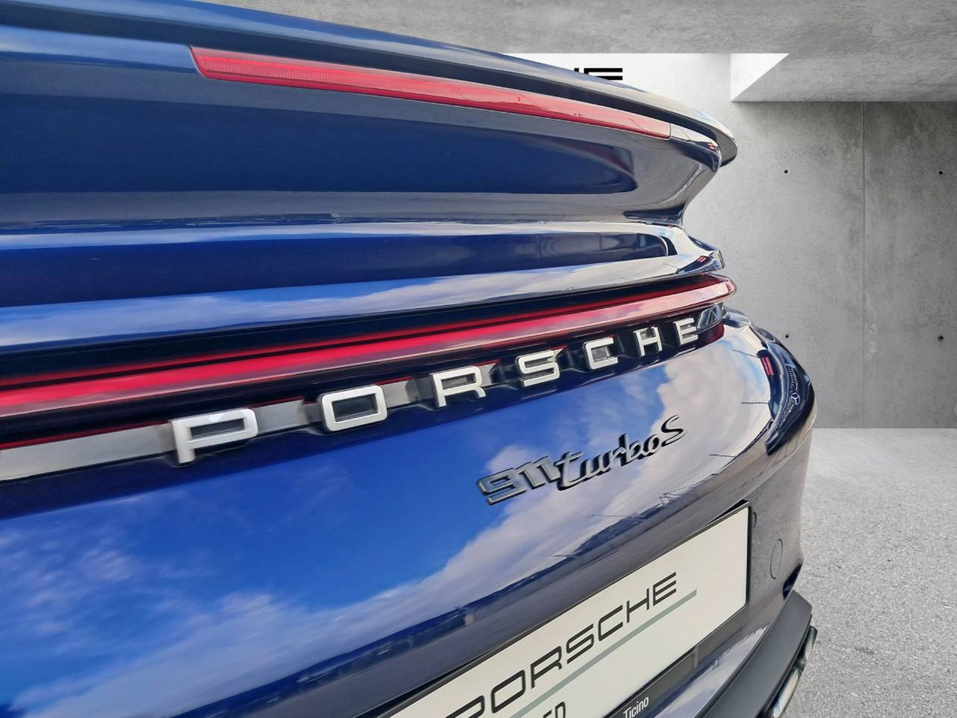 PORSCHE 911 Turbo S Cabrio-image-13