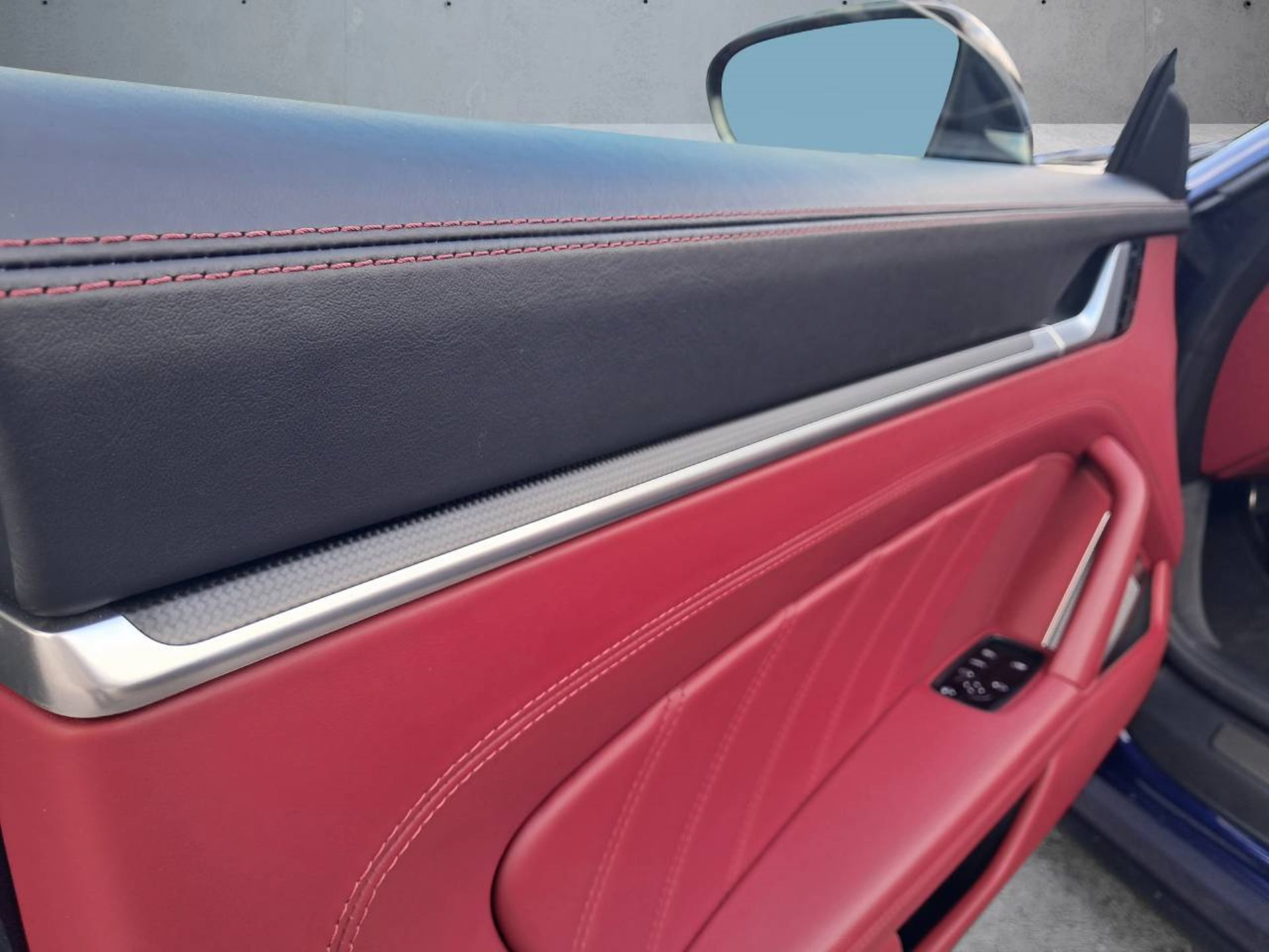 PORSCHE 911 Turbo S Cabrio-image-28
