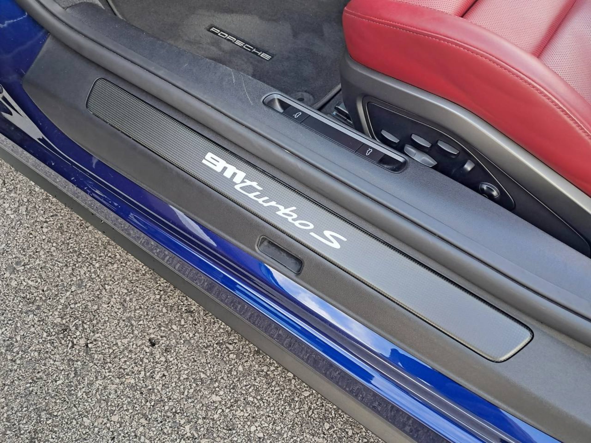 PORSCHE 911 Turbo S Cabrio-image-27