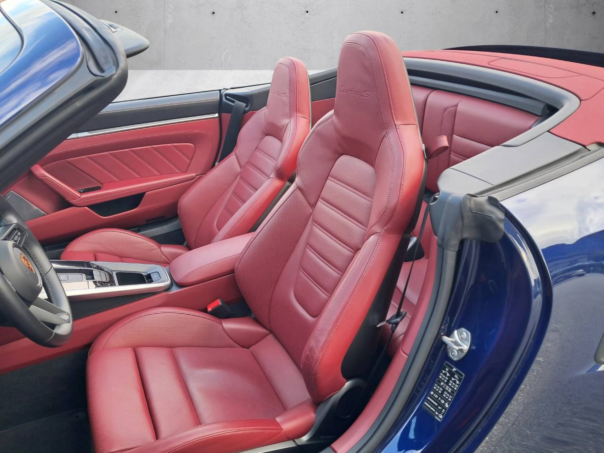PORSCHE 911 Turbo S Cabrio-image-4