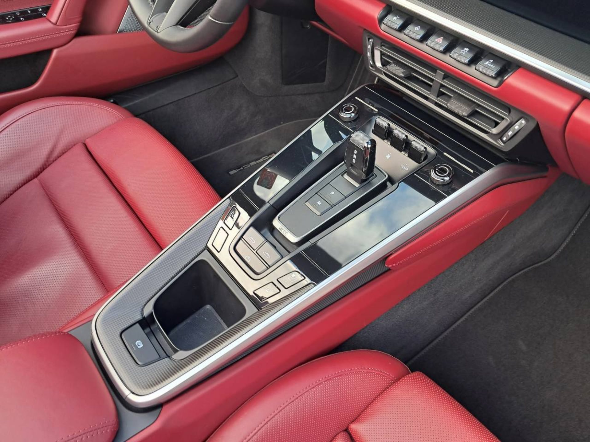 PORSCHE 911 Turbo S Cabrio-image-21