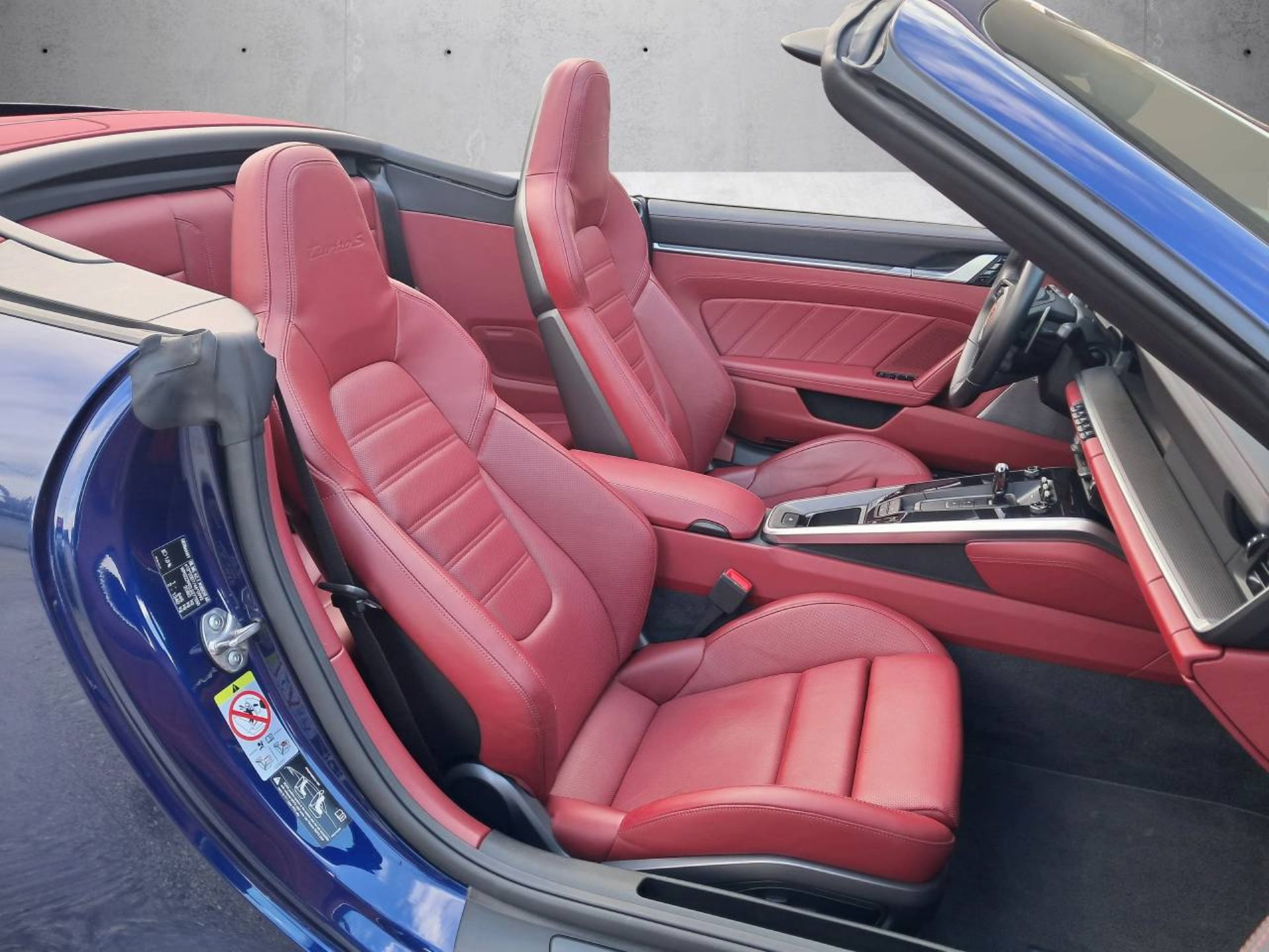 PORSCHE 911 Turbo S Cabrio-image-18