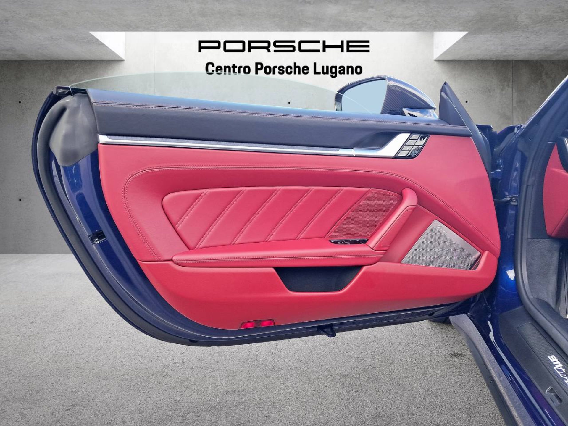 PORSCHE 911 Turbo S Cabrio-image-24
