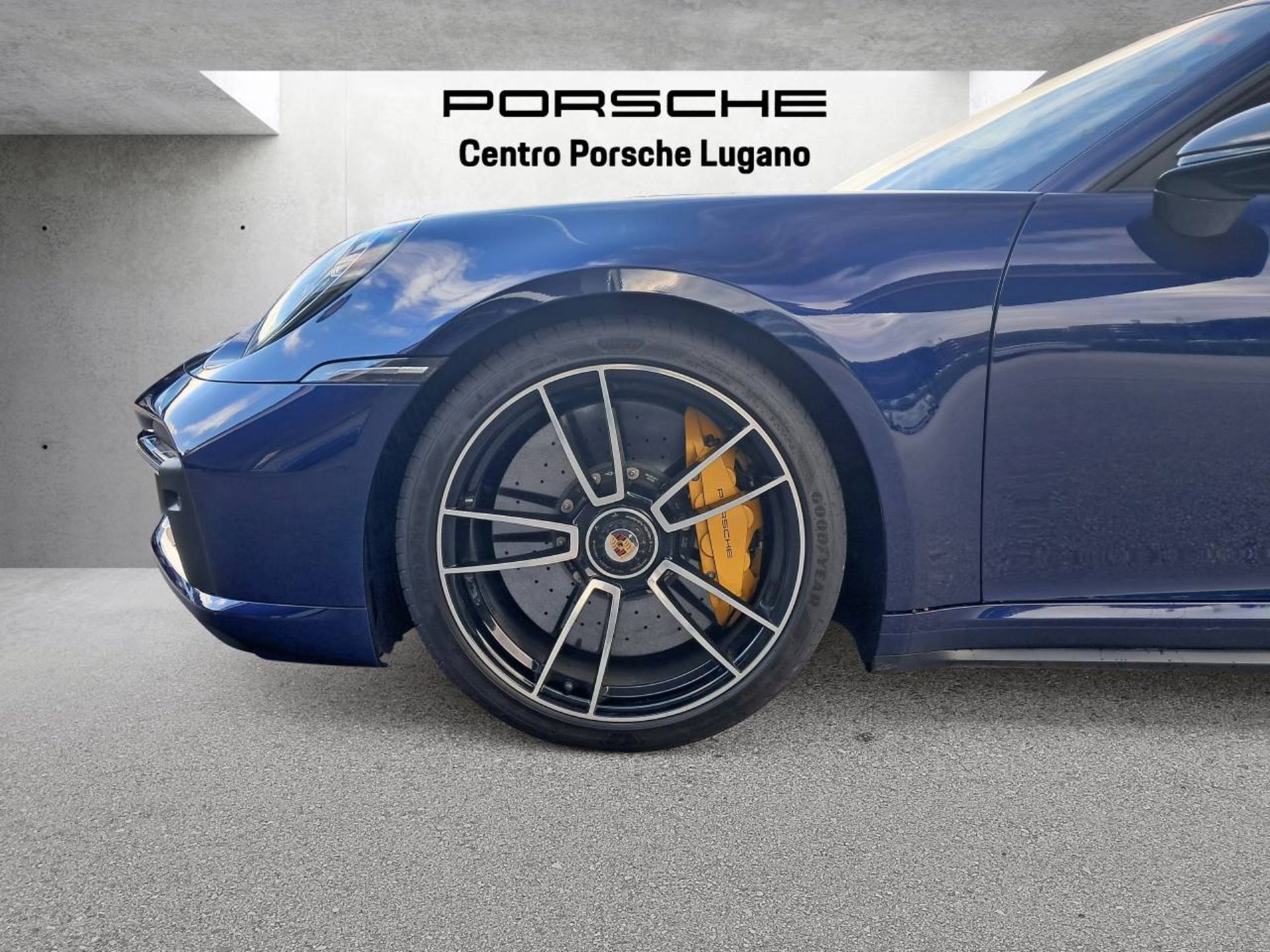 PORSCHE 911 Turbo S Cabrio-image-12
