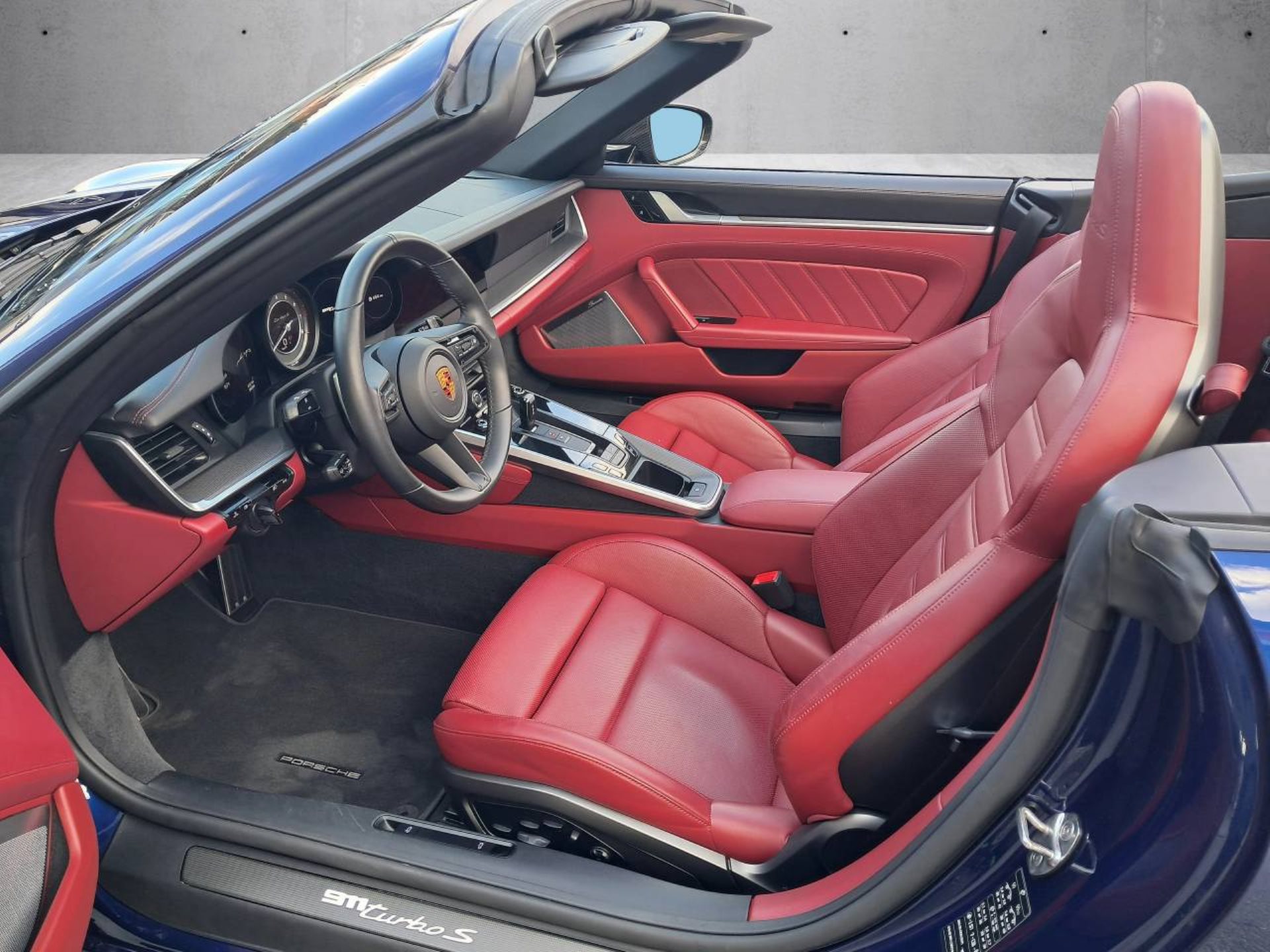 PORSCHE 911 Turbo S Cabrio-image-3