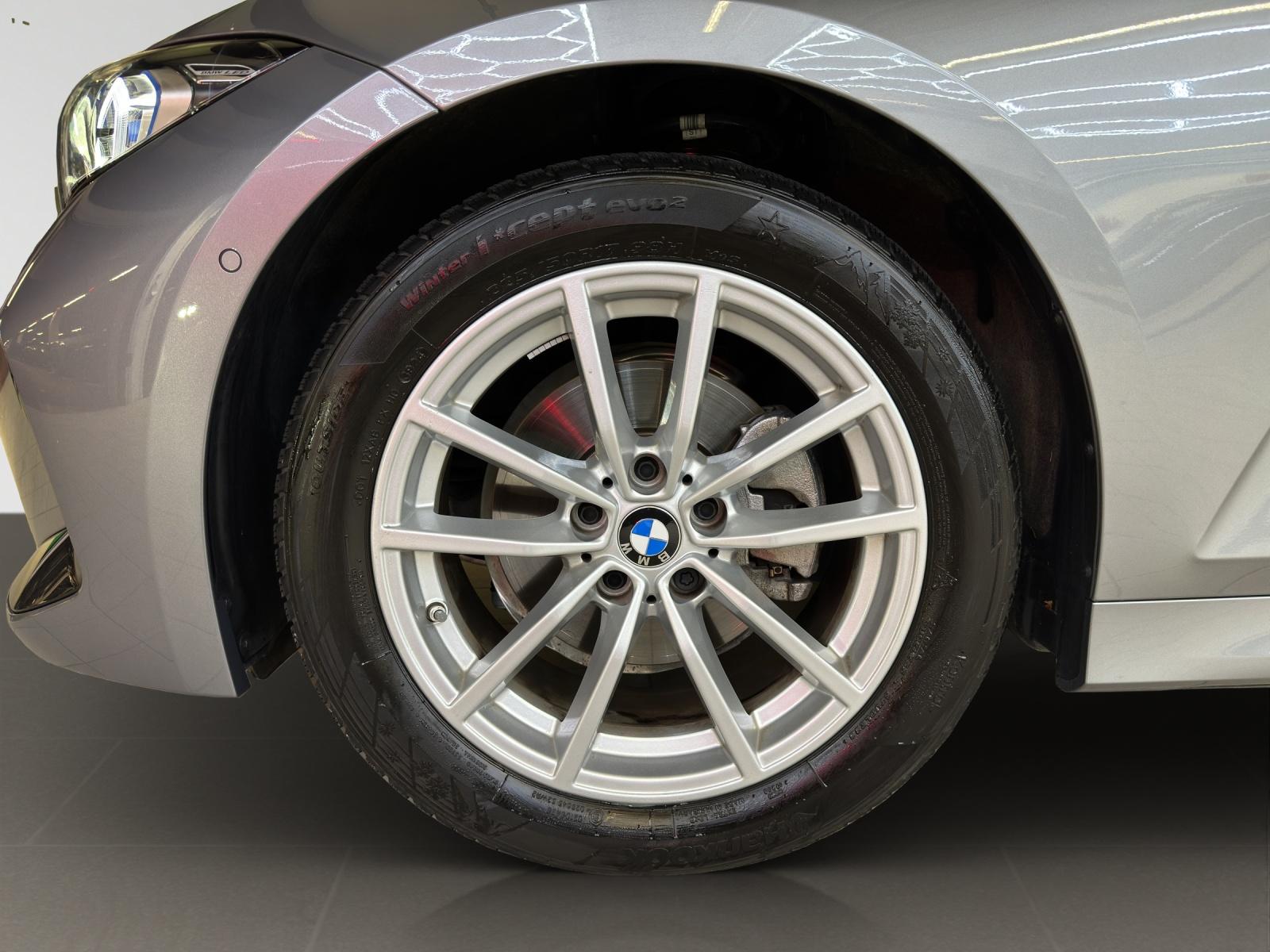 BMW 320d xDrive Touring M Sport-image-16