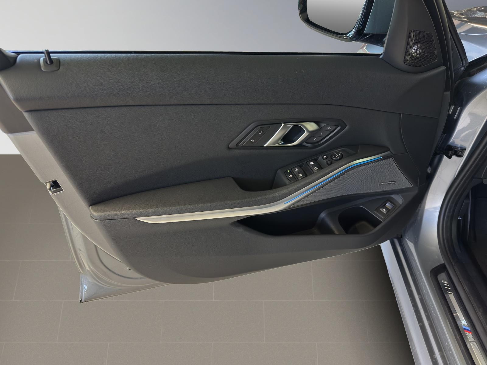 BMW 320d xDrive Touring M Sport-image-14