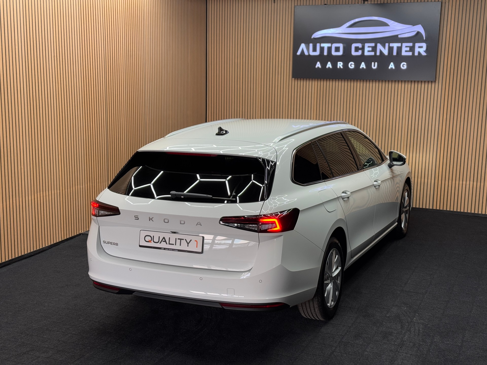 SKODA Superb Combi 2.0 TDI Selection DSG *ab CHF 399.-/ Monat*-showroom-element-3