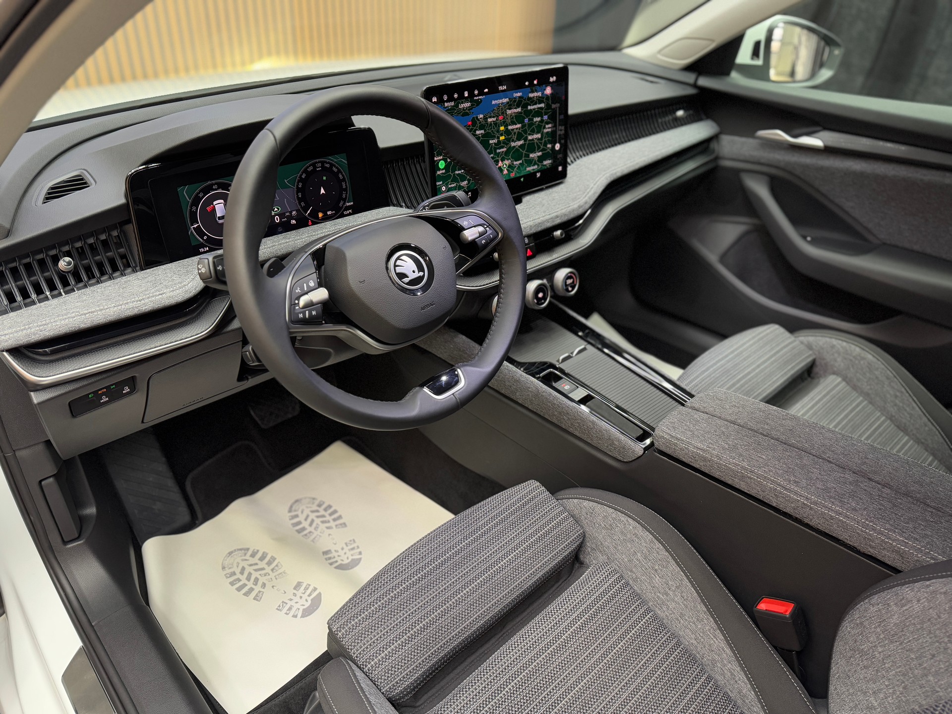 SKODA Superb Combi 2.0 TDI Selection DSG *ab CHF 399.-/ Monat*-image-4