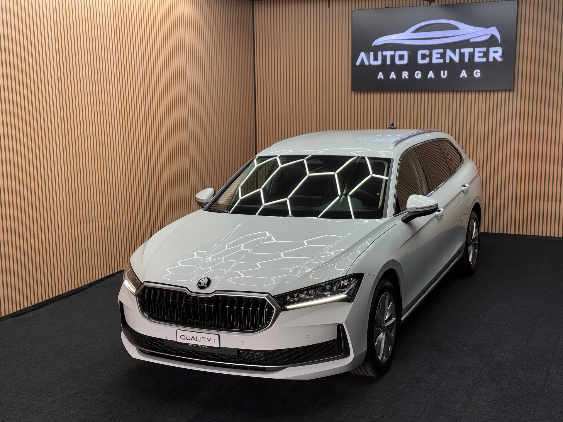 SKODA Superb Combi 2.0 TDI Selection DSG *ab CHF 399.-/ Monat*-showroom-element-1