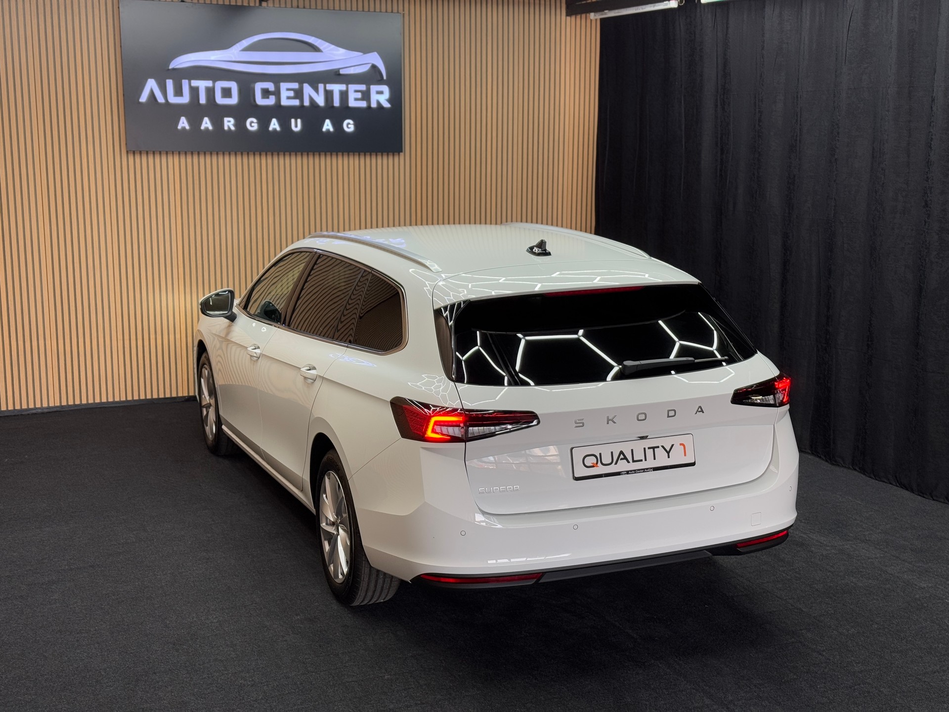 SKODA Superb Combi 2.0 TDI Selection DSG *ab CHF 399.-/ Monat*-showroom-element-2