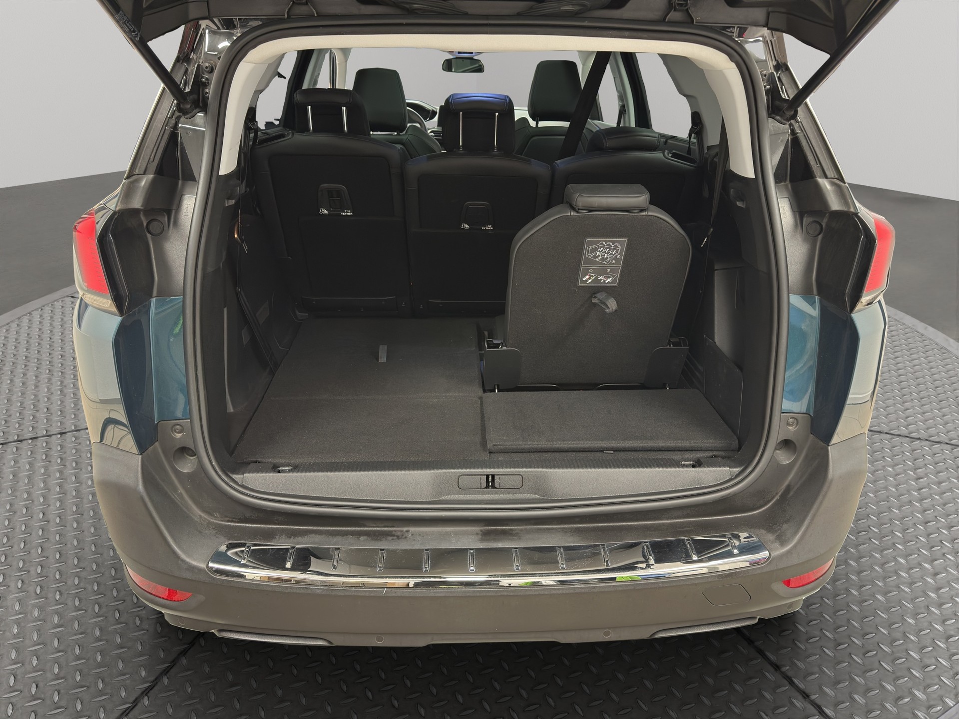 PEUGEOT 5008 1.2 Pure Tech Allure EAT8-image-14
