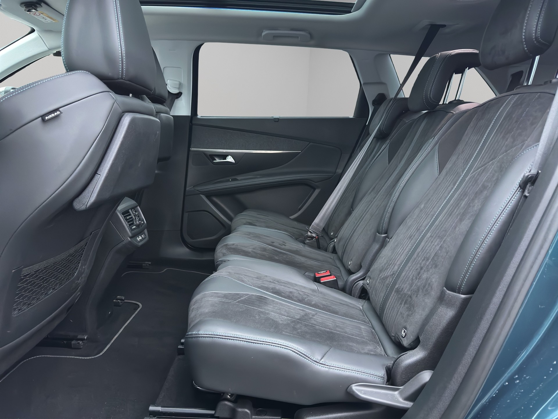 PEUGEOT 5008 1.2 Pure Tech Allure EAT8-image-11