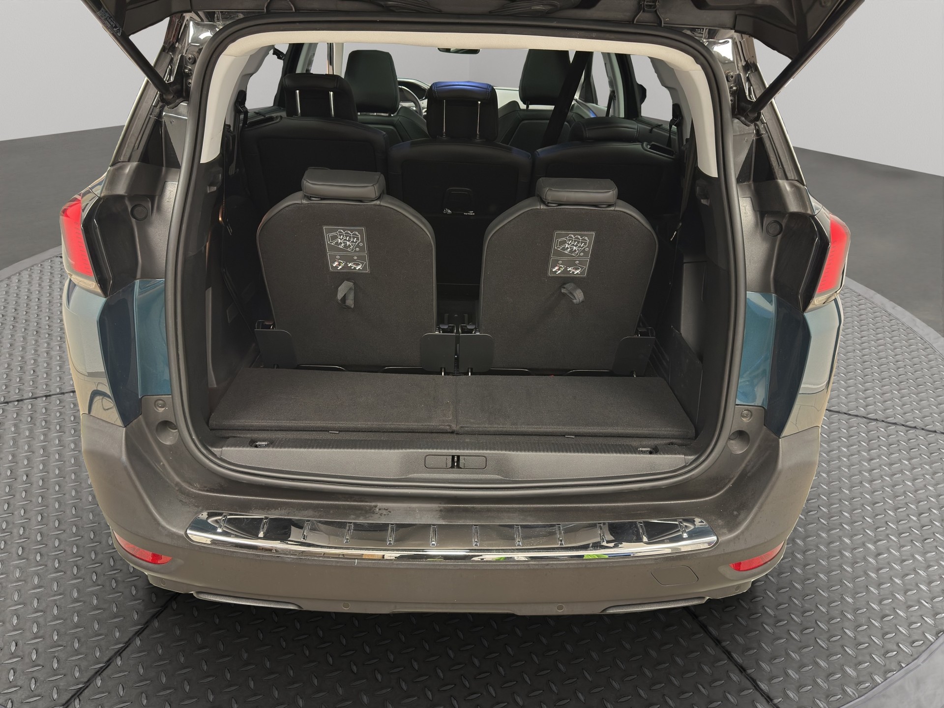 PEUGEOT 5008 1.2 Pure Tech Allure EAT8-image-15