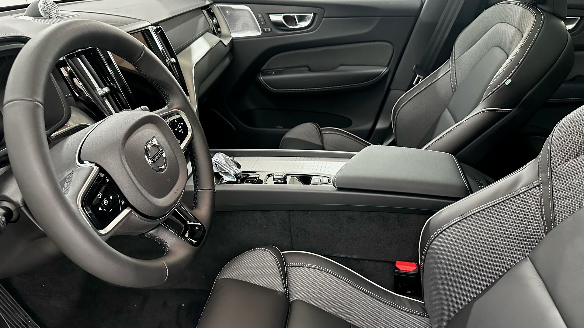 VOLVO XC60 2.0 T8 TE Ultra Dark eAWD-image-3