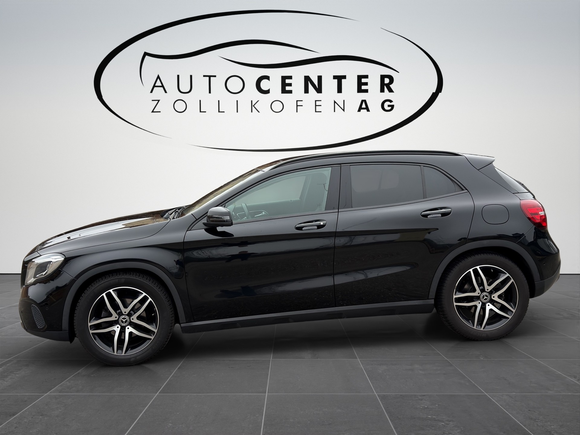 MERCEDES-BENZ GLA 200 Night Star 7G-DCT-showroom-element-3